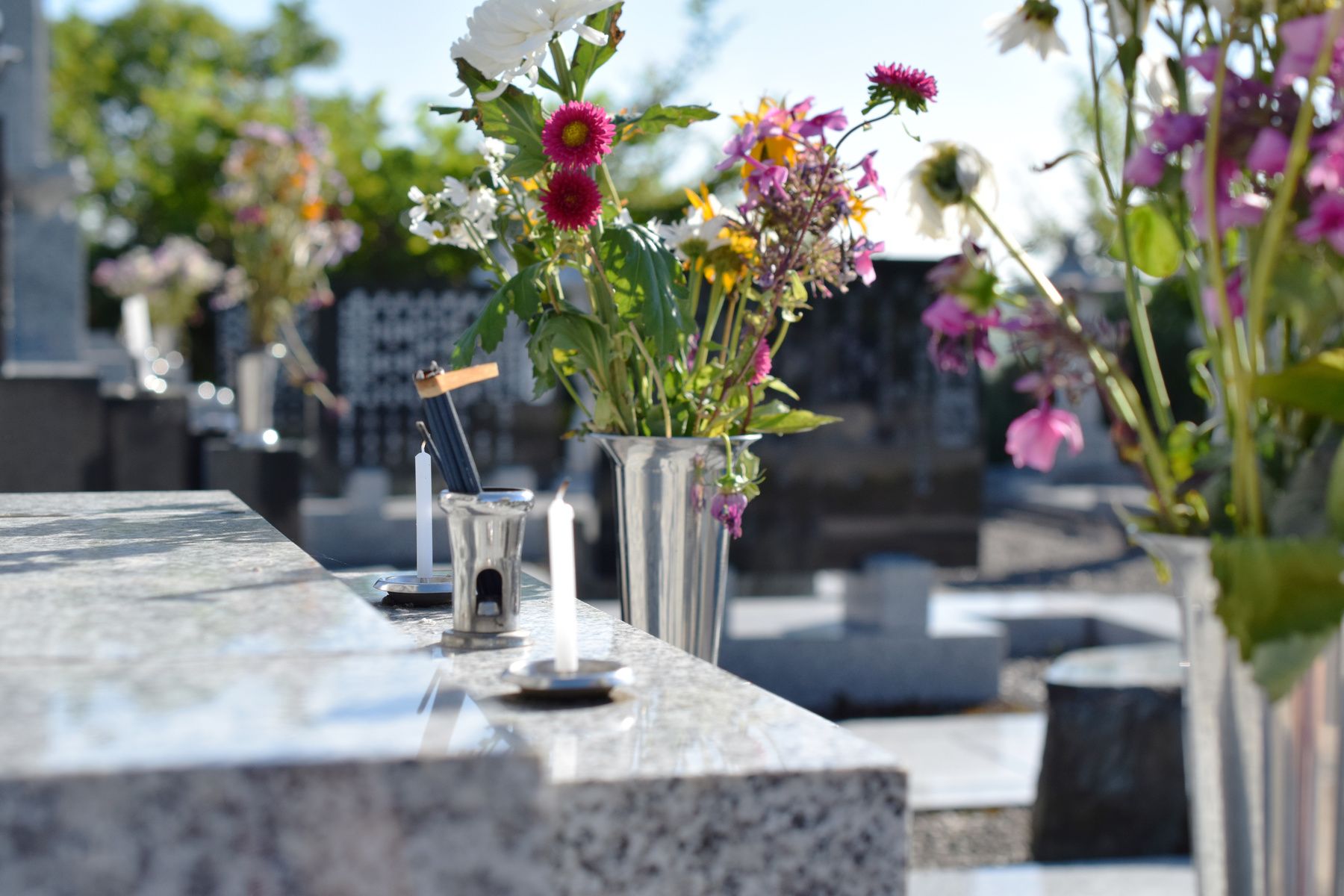 vases sur un cimetiere