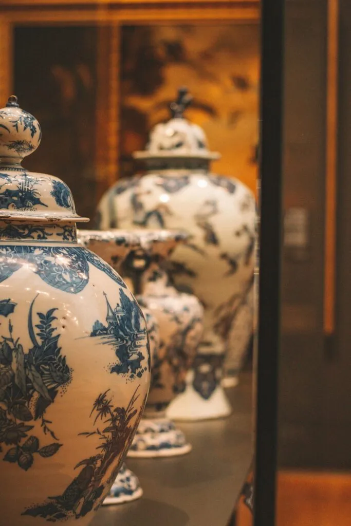 Urnes funéraires en porcelaine chinoise et faïence avec motifs bleus